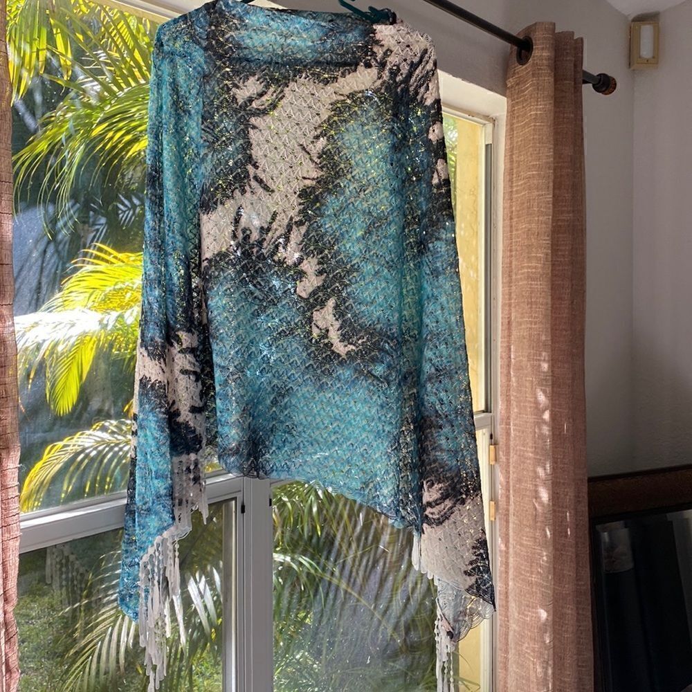 EUC poncho light weight lace size L/XL , long white fringe at sleeve.